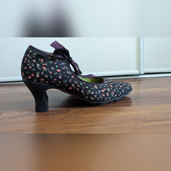 Vintage floral Mary Janes with ribbon bow - Picture 2 of 5